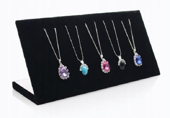 EKSPOZYTOR STOJAK NA ŁAŃCUSZKI NASZYJNIKI BRANSOLETKI BIŻUTERIĘ CZARNY nisk